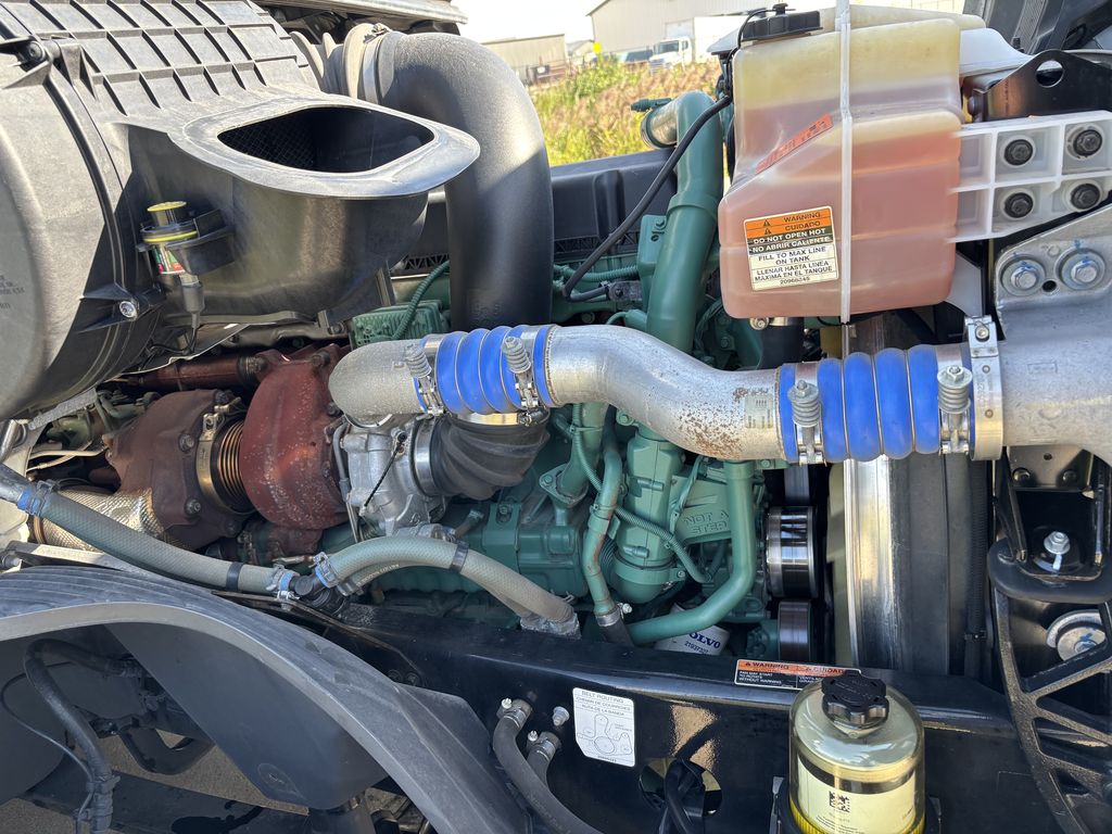Slide images of 2023 VOLVO VNL64T760