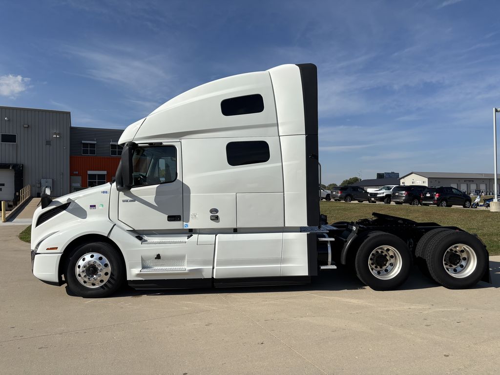 Slide images of 2023 VOLVO VNL64T760