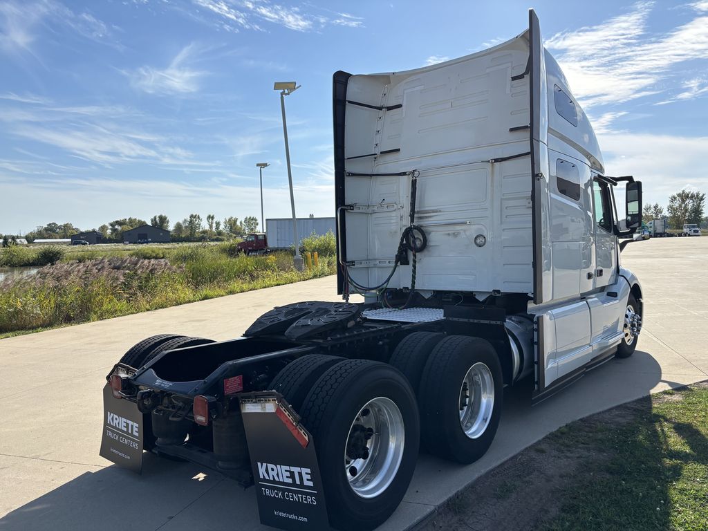 Slide images of 2023 VOLVO VNL64T760