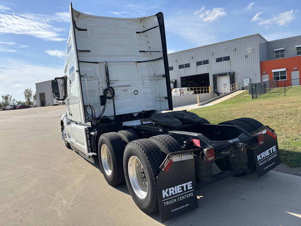 Slide images of 2023 VOLVO VNL64T760