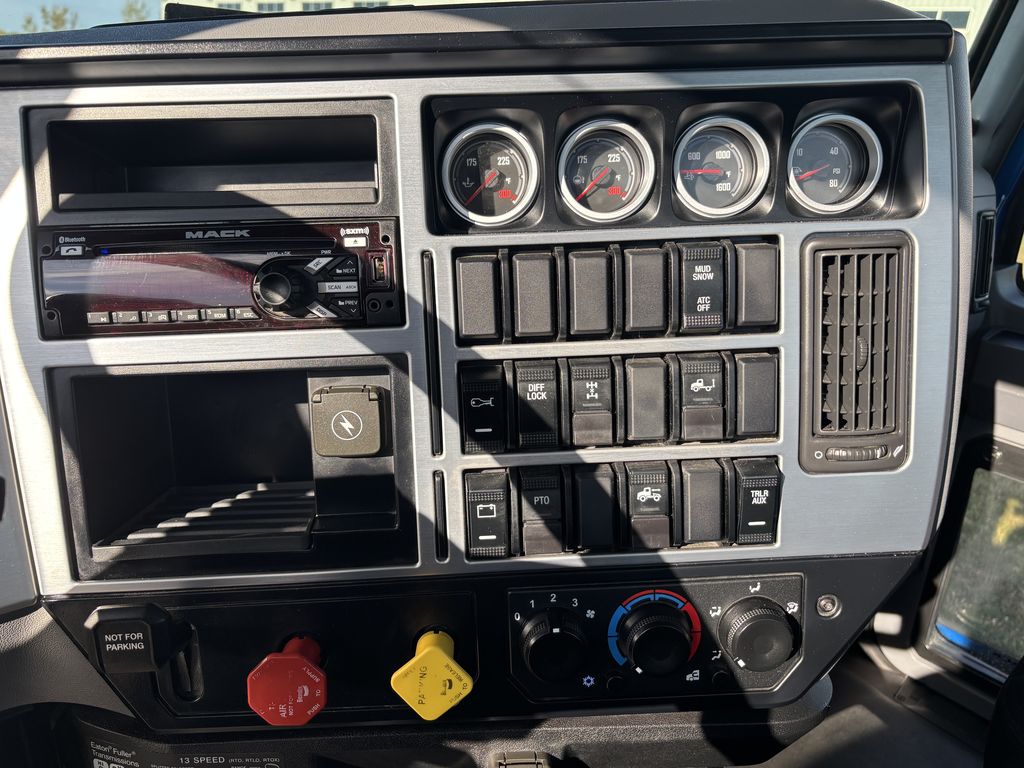 Slide images of 2020 MACK PINNACLE