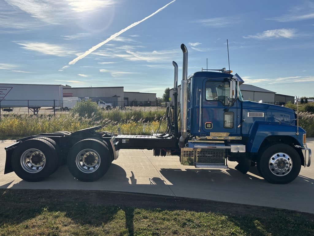 Slide images of 2020 MACK PINNACLE