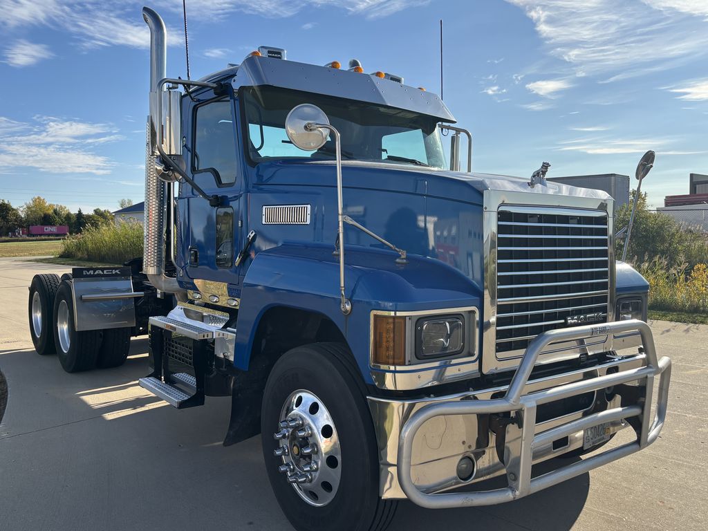 Slide images of 2020 MACK PINNACLE