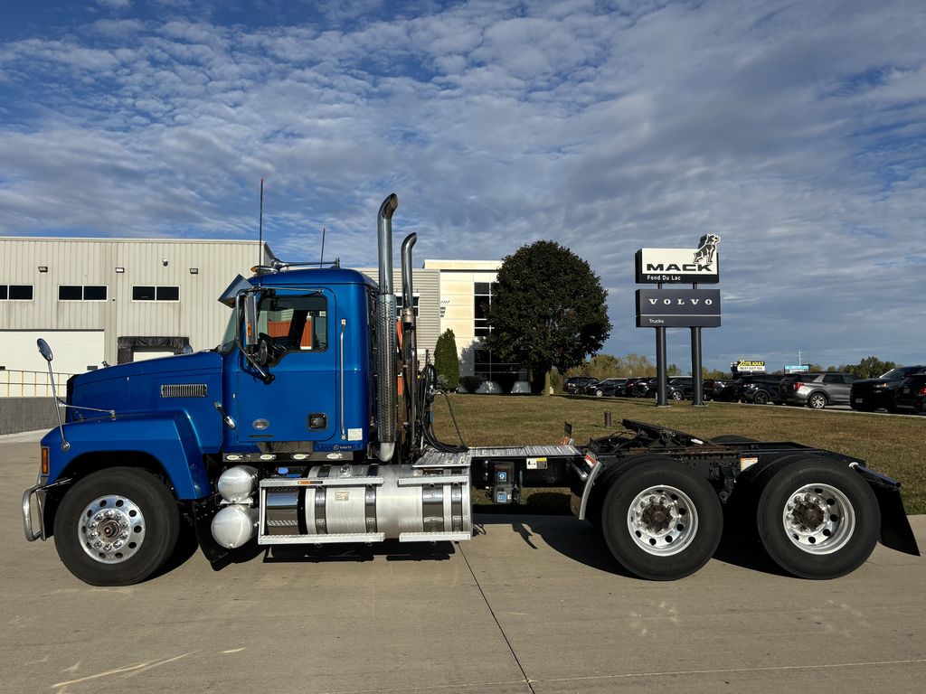 Slide images of 2020 MACK PINNACLE