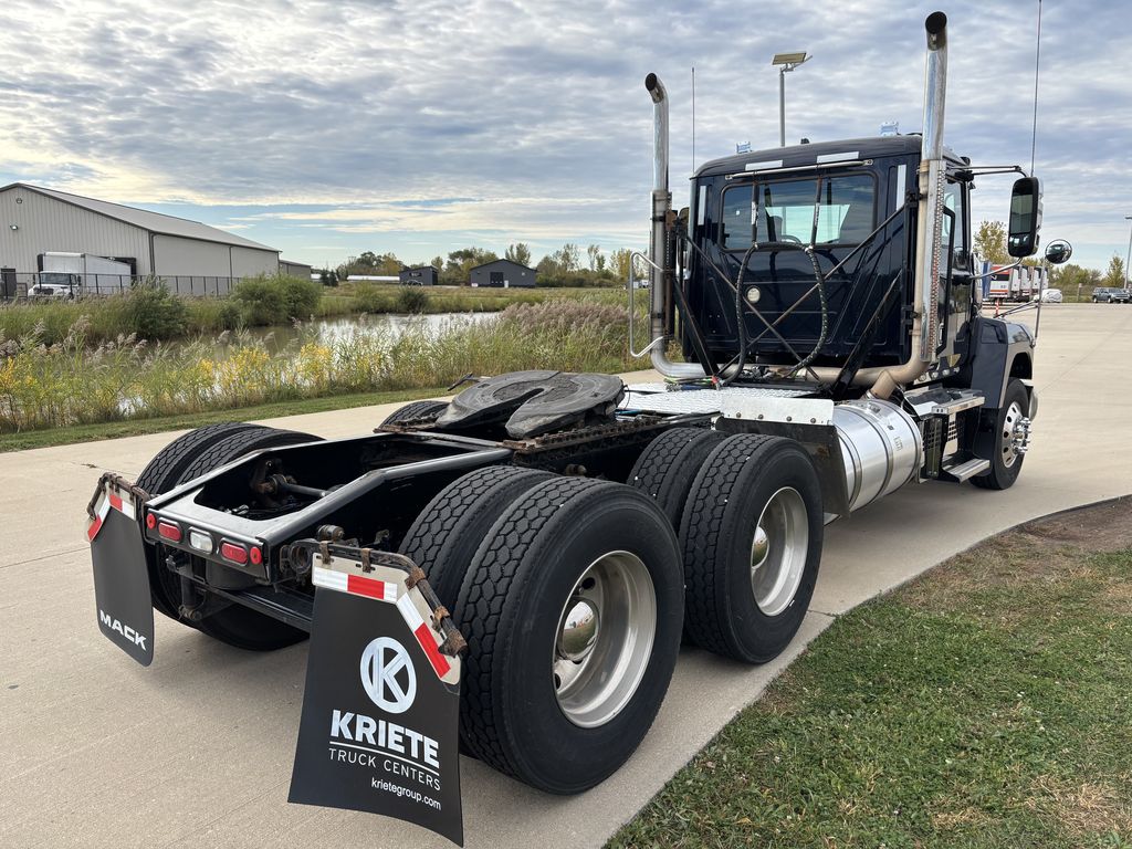 Slide images of 2020 MACK PI64T