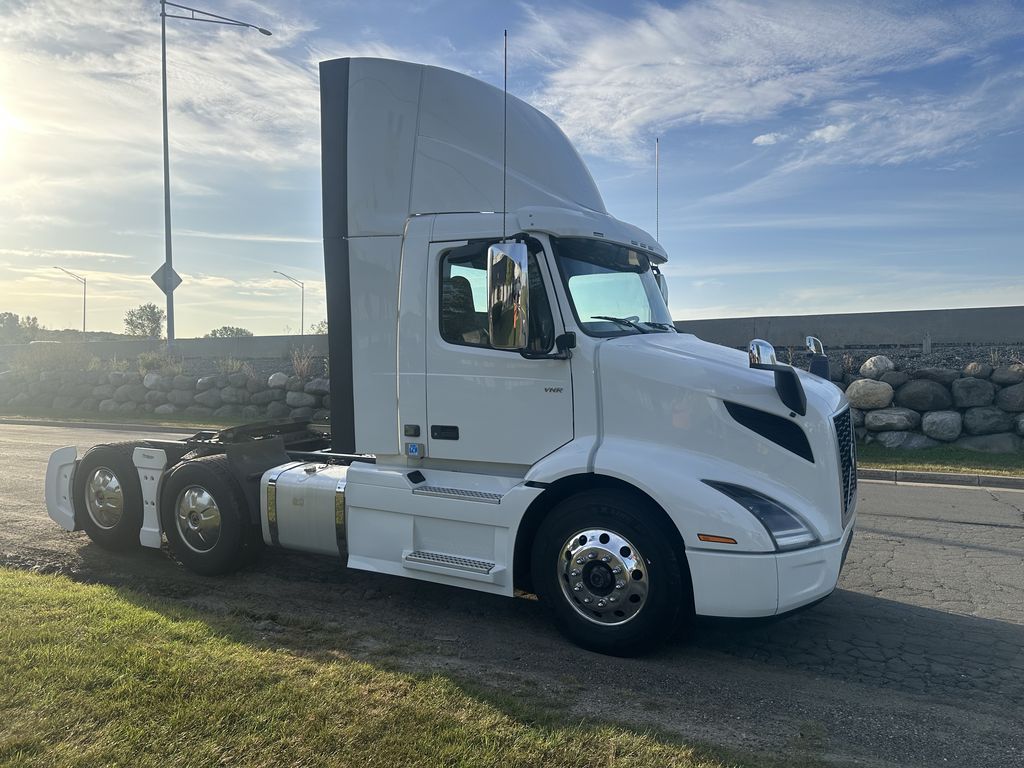 Slide images of 2020 VOLVO VNR
