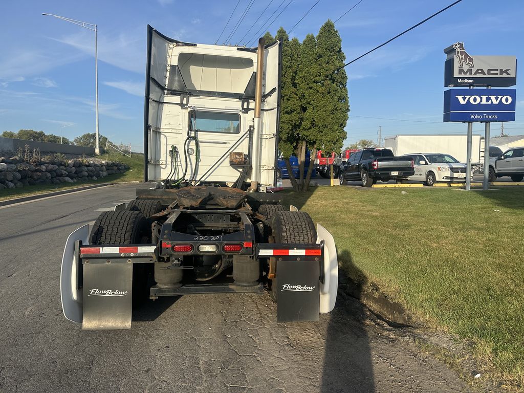 Slide images of 2020 VOLVO VNR