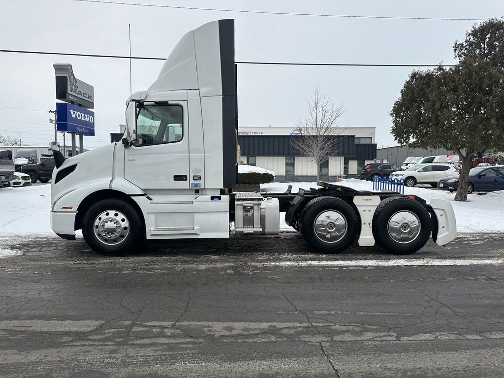 Slide images of 2020 VOLVO VNR