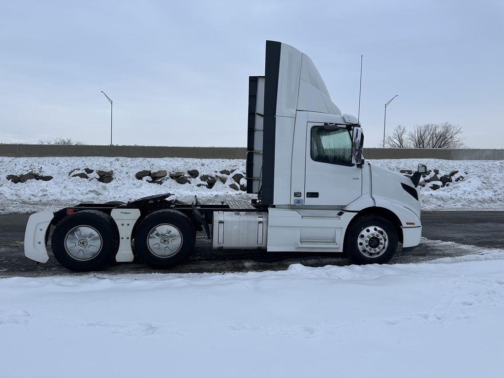 Slide images of 2020 VOLVO VNR
