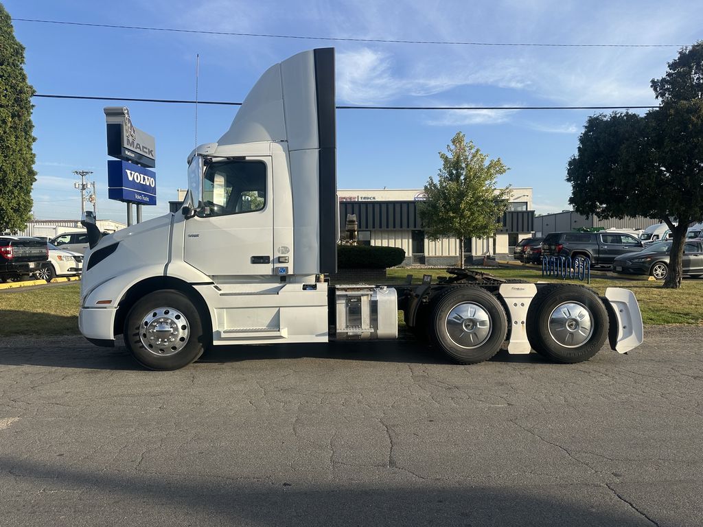 Slide images of 2020 VOLVO VNR
