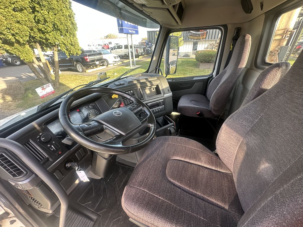 Slide images of 2020 VOLVO VNR