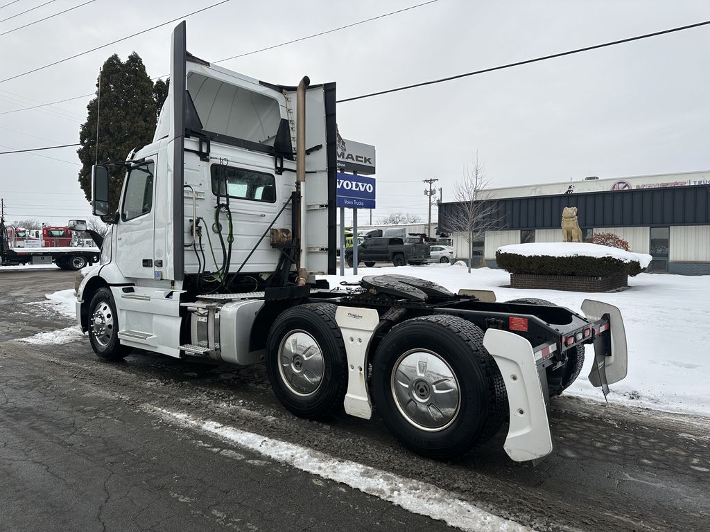 Slide images of 2020 VOLVO VNR