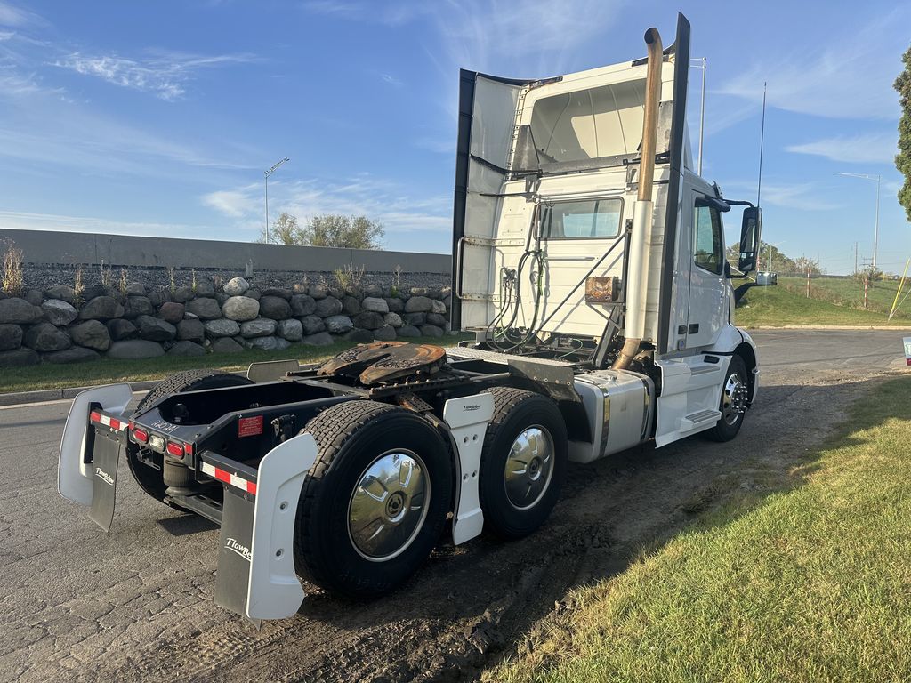 Slide images of 2020 VOLVO VNR