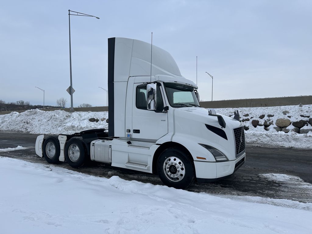 Slide images of 2020 VOLVO VNR