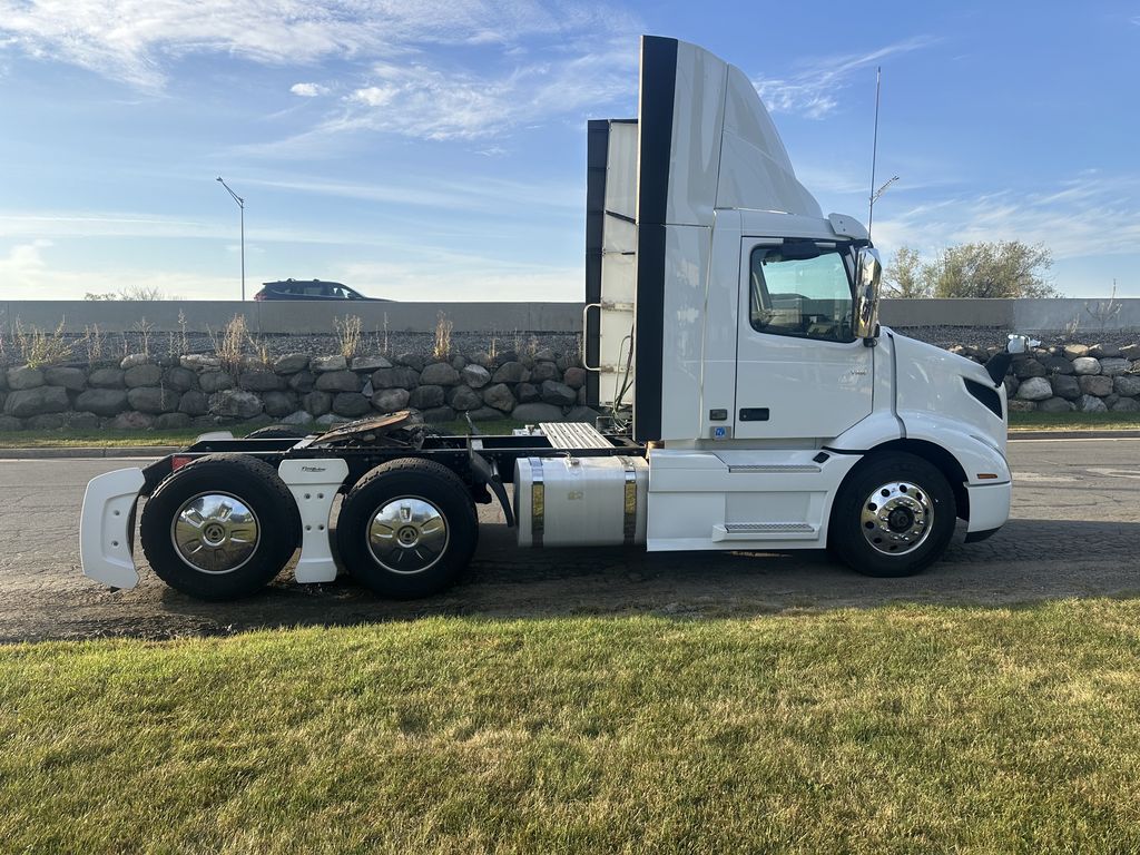 Slide images of 2020 VOLVO VNR