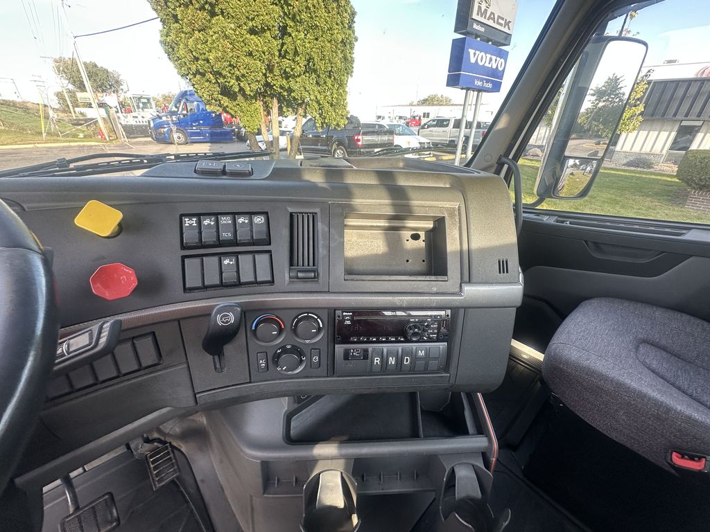 Slide images of 2020 VOLVO VNR