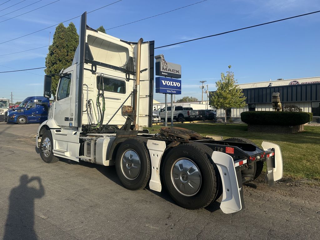 Slide images of 2020 VOLVO VNR