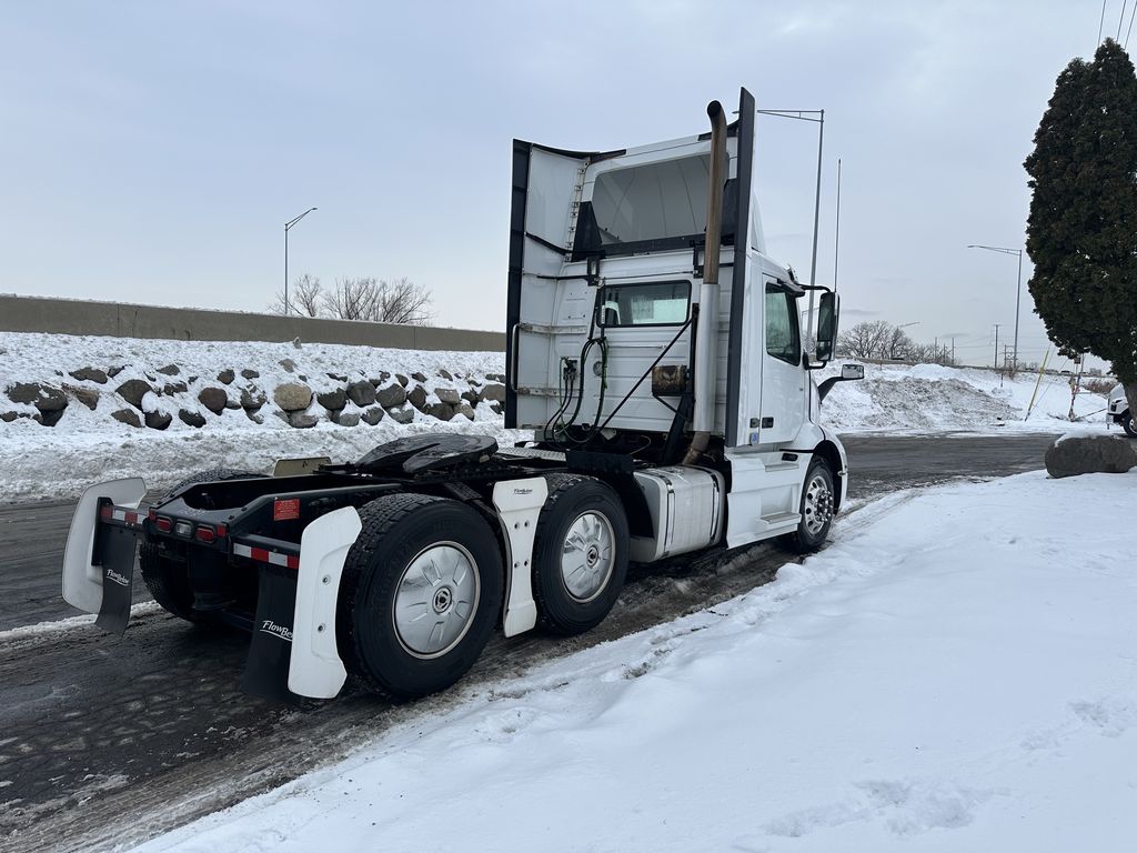 Slide images of 2020 VOLVO VNR