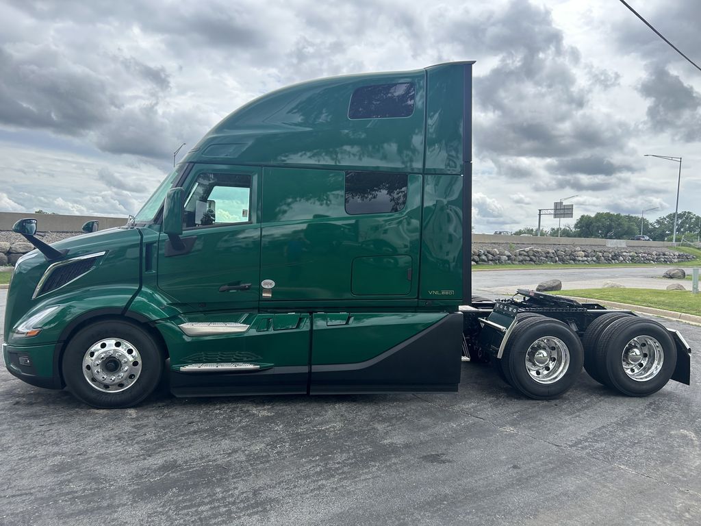 Slide images of 2025 VOLVO VNL64T860 