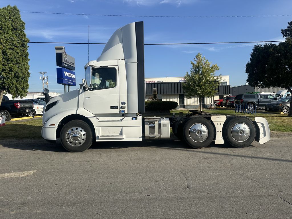 Slide images of 2020 VOLVO VNR