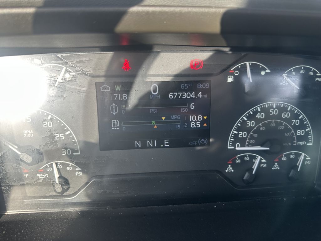 Slide images of 2020 VOLVO VNR