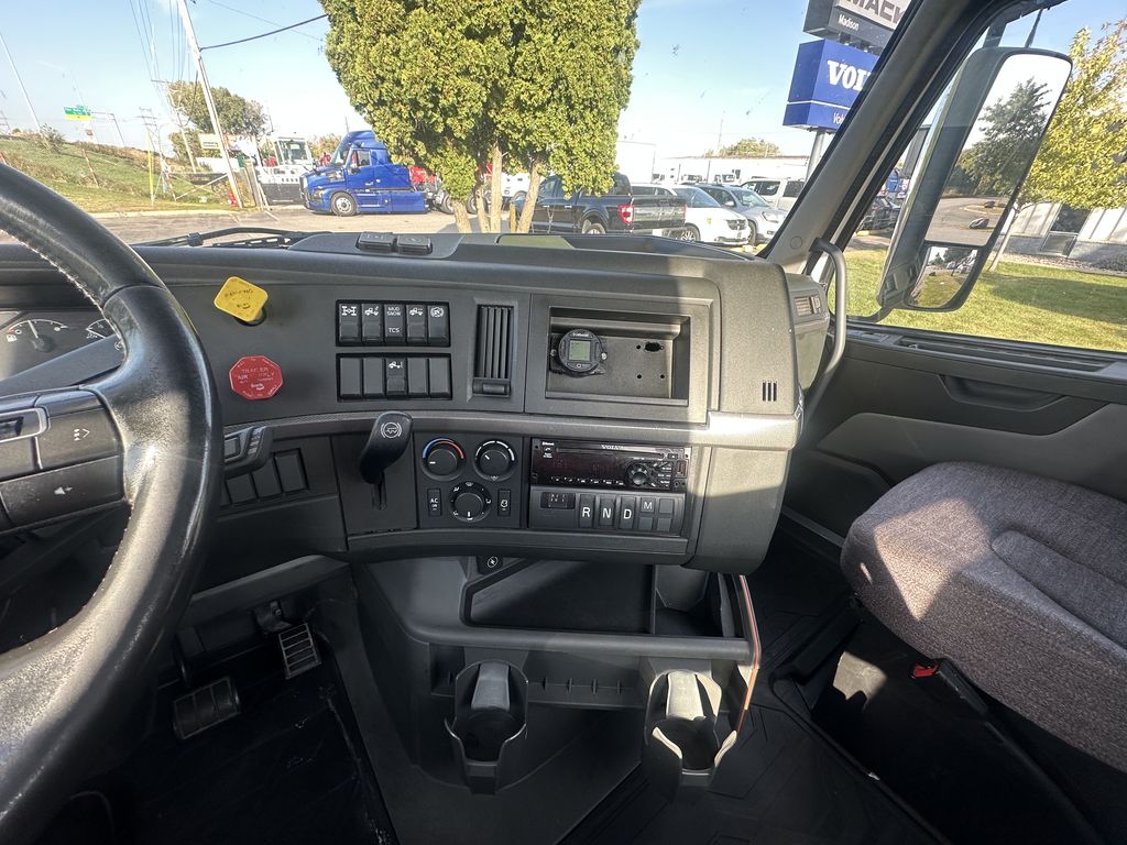 Slide images of 2020 VOLVO VNR