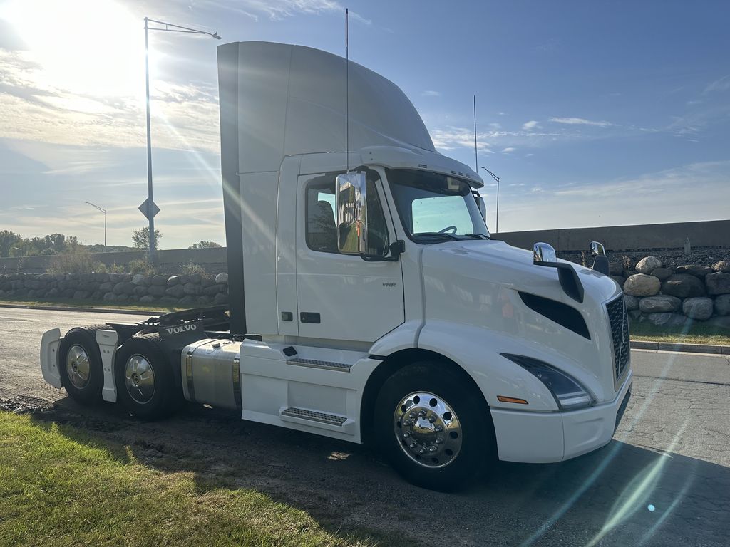 Slide images of 2020 VOLVO VNR