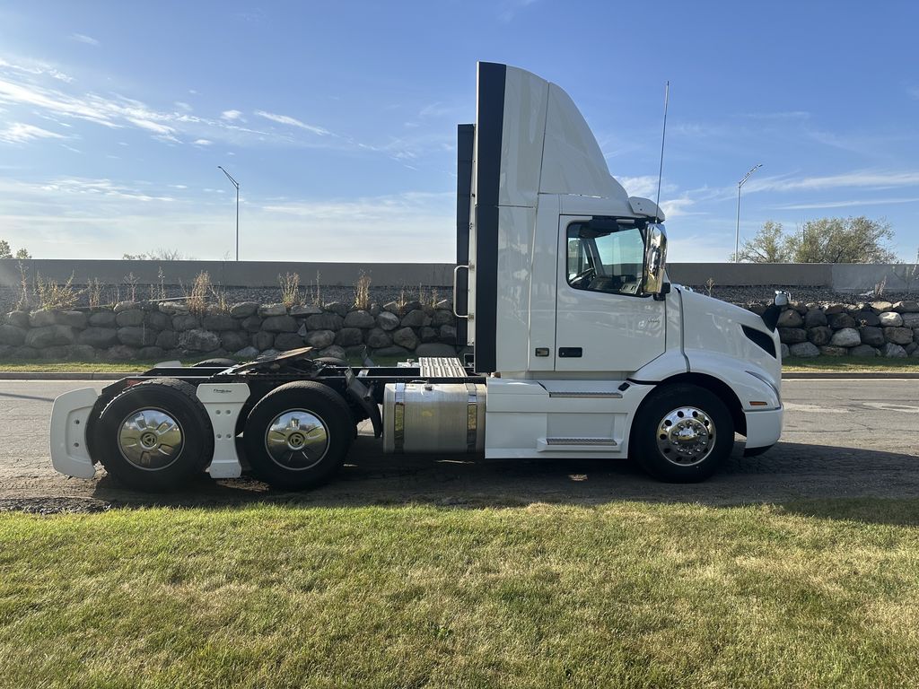 Slide images of 2020 VOLVO VNR