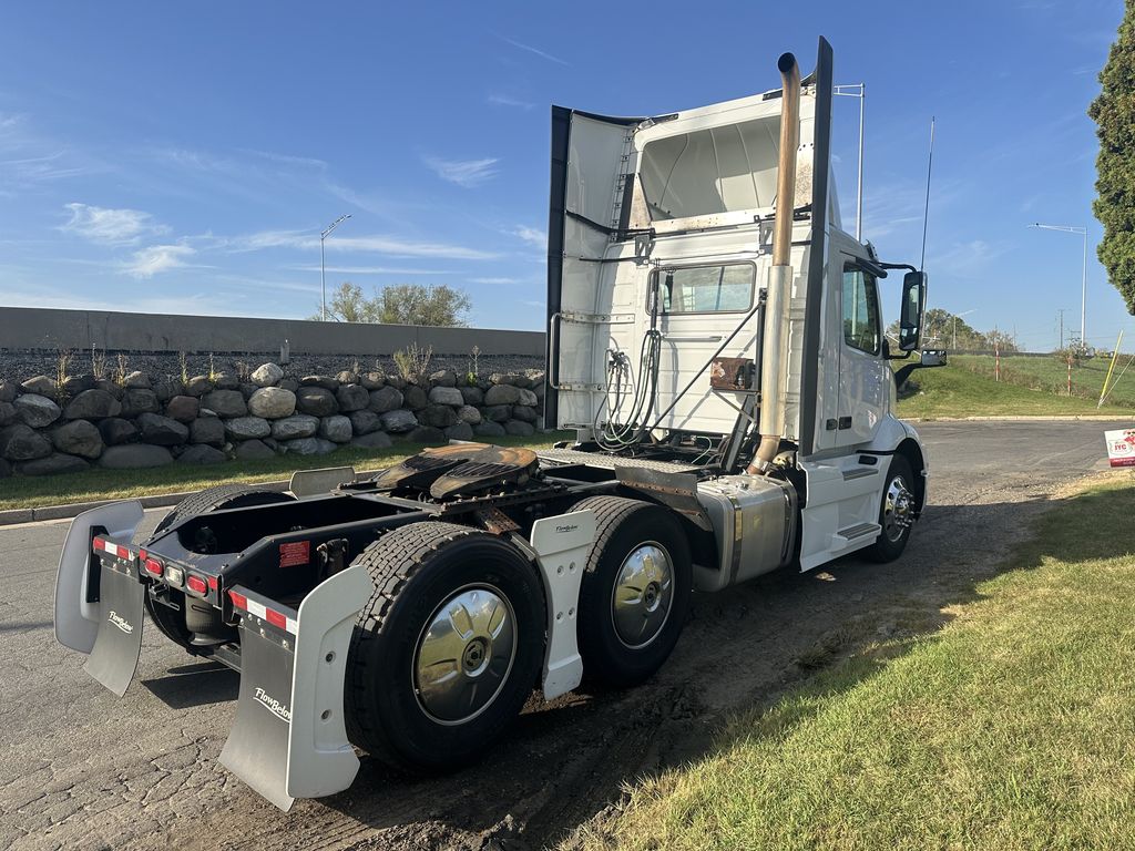 Slide images of 2020 VOLVO VNR