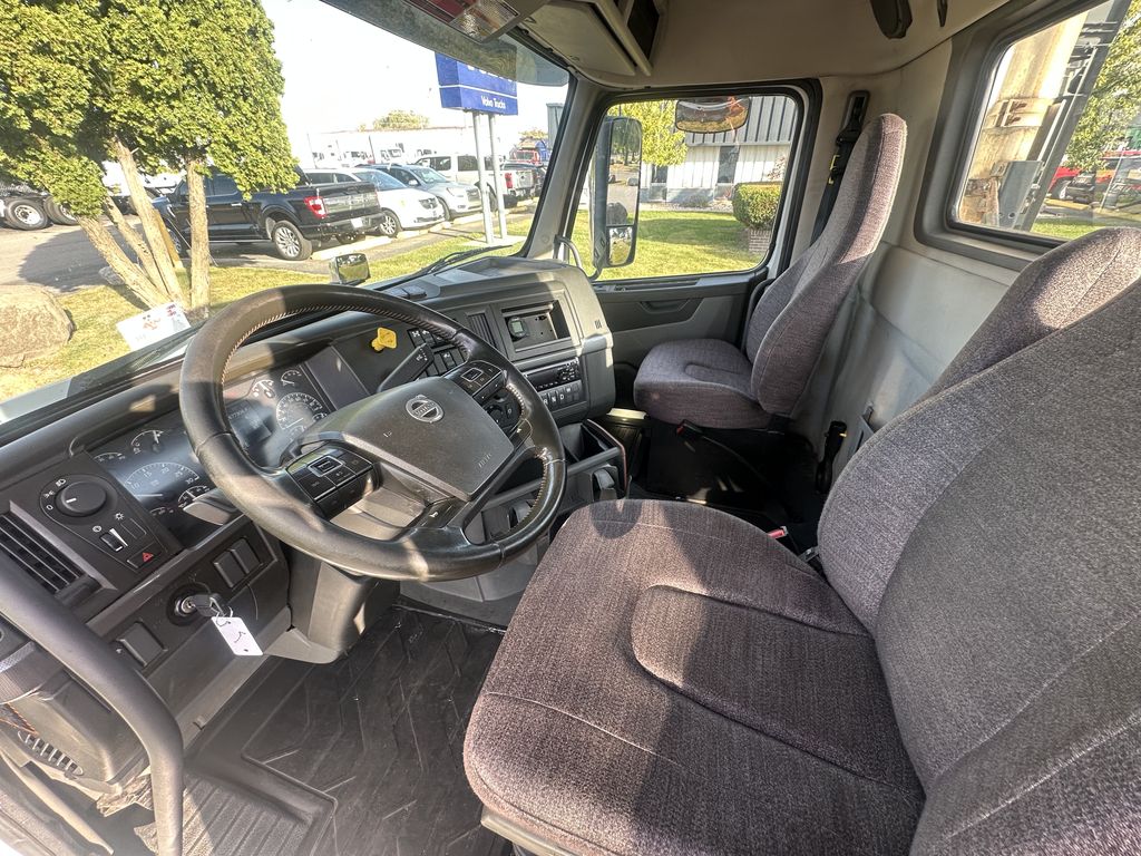 Slide images of 2020 VOLVO VNR