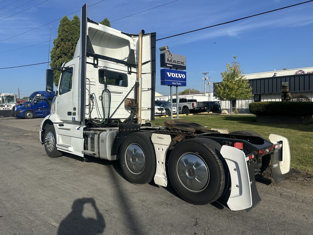 Slide images of 2020 VOLVO VNR