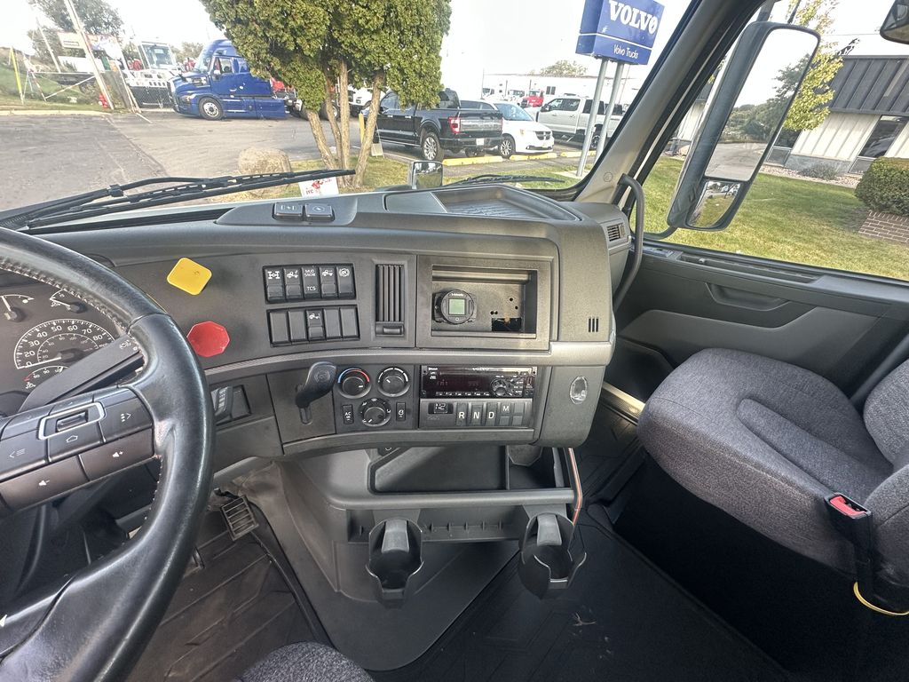 Slide images of 2020 VOLVO VNR
