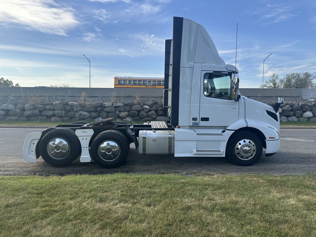 Slide images of 2020 VOLVO VNR