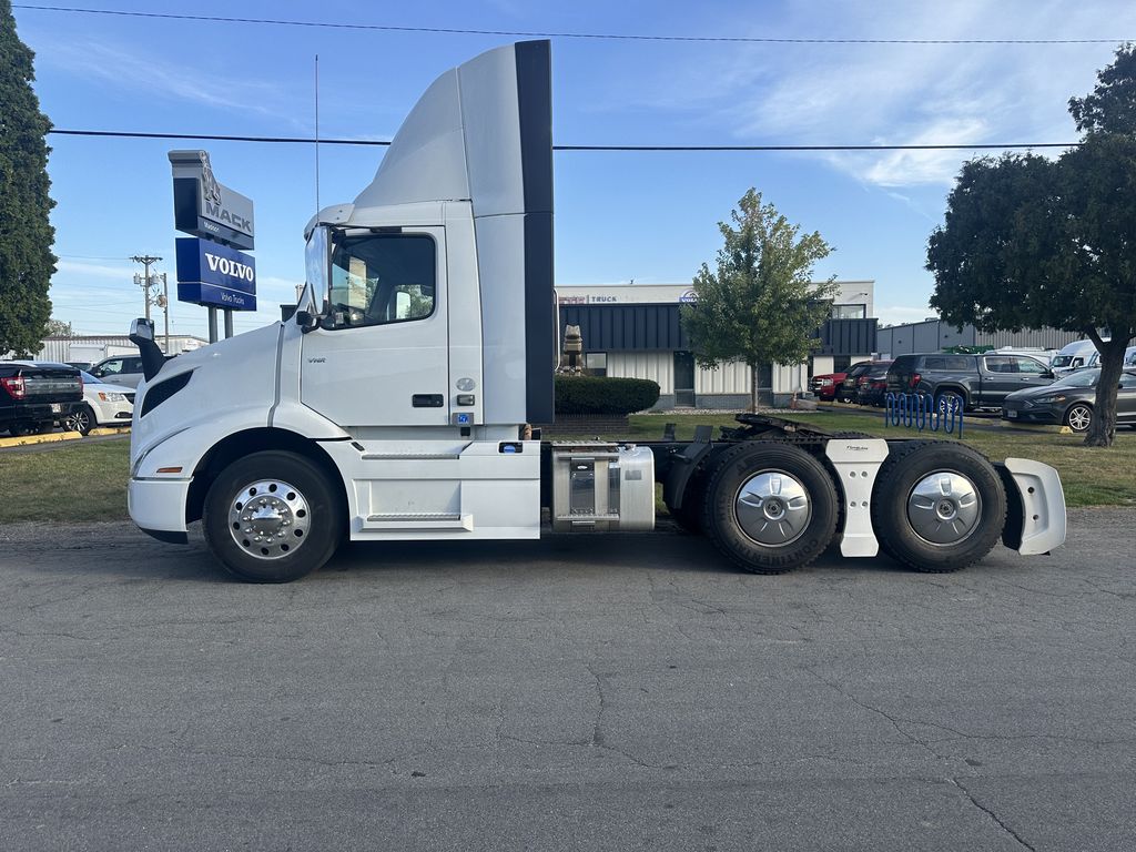 Slide images of 2020 VOLVO VNR