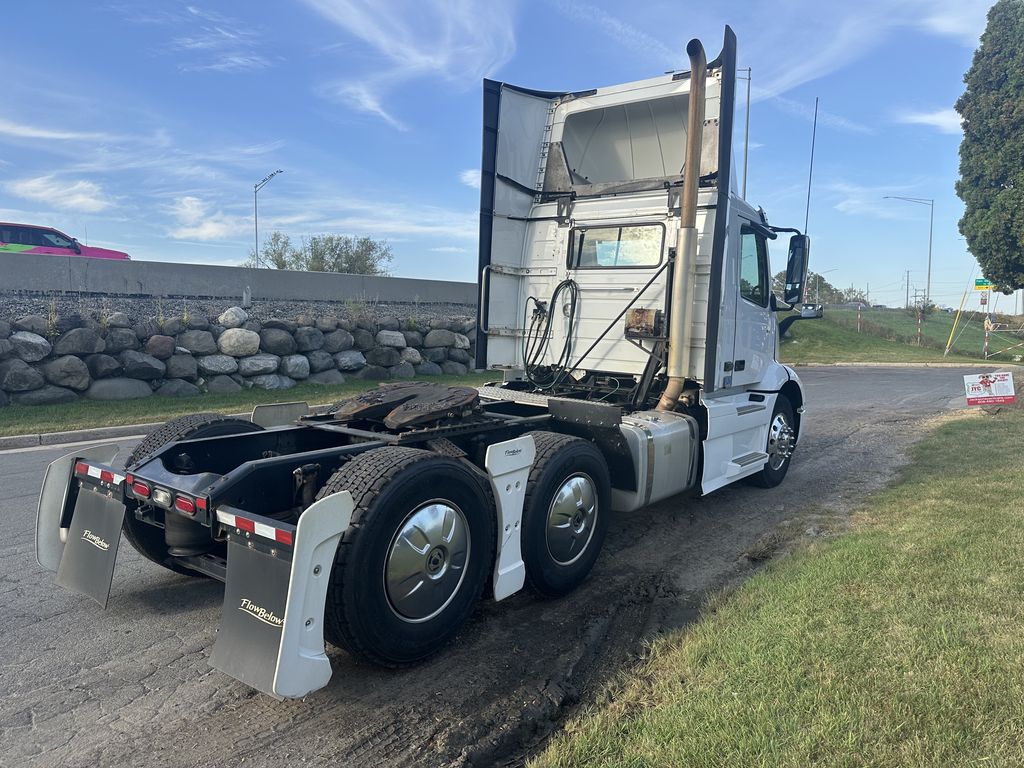 Slide images of 2020 VOLVO VNR