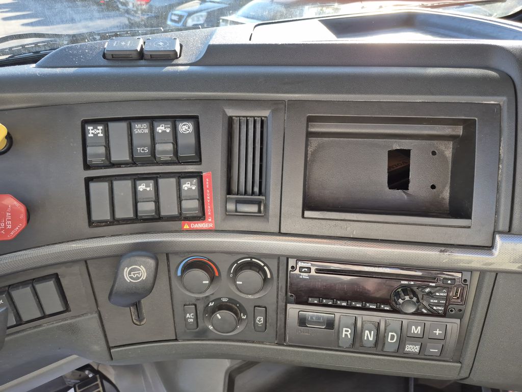 Slide images of 2021 VOLVO VNR64T300