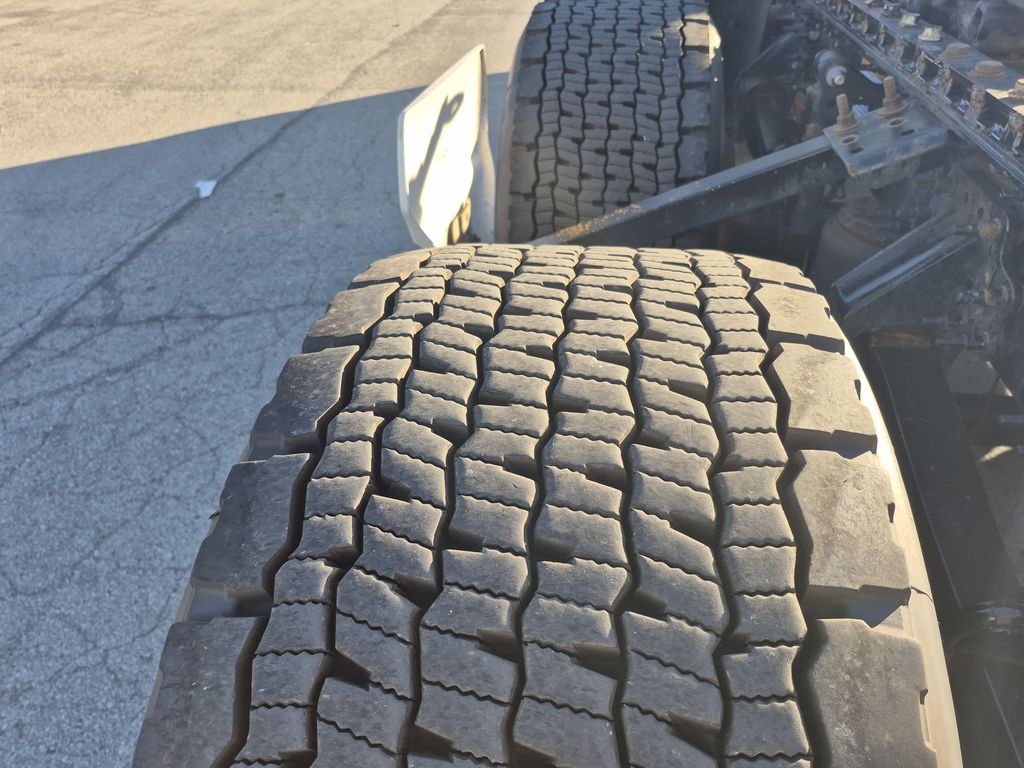 Slide images of 2021 VOLVO VNR64T300