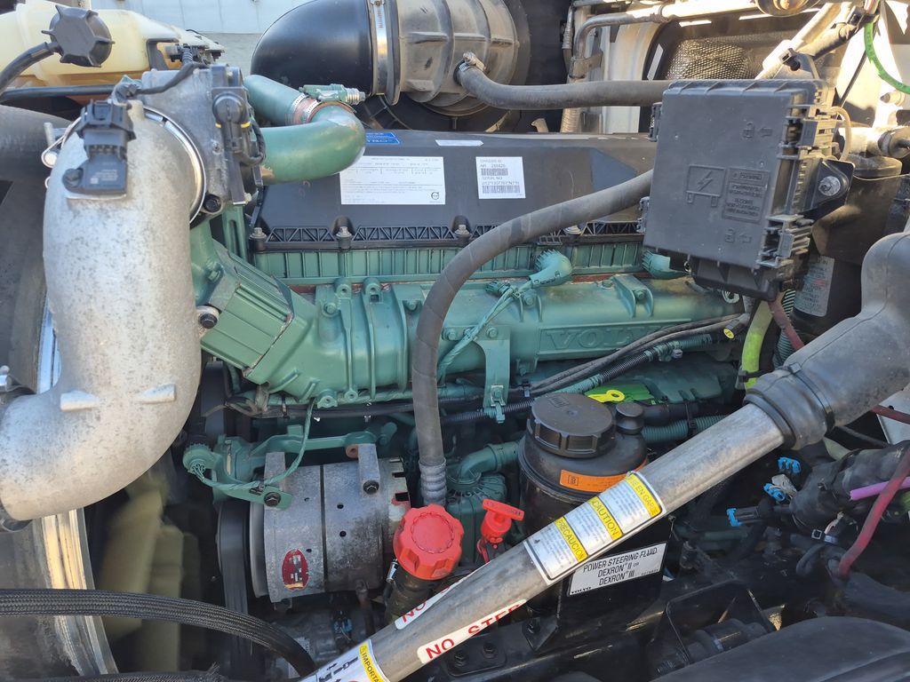 Slide images of 2021 VOLVO VNR64T300