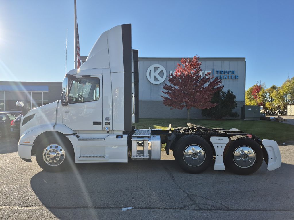 Slide images of 2021 VOLVO VNR64T300