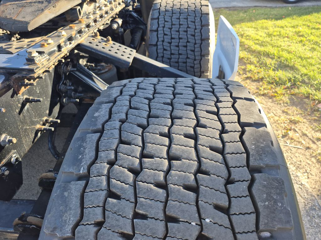 Slide images of 2021 VOLVO VNR64T300