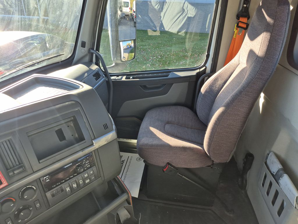 Slide images of 2021 VOLVO VNR64T300