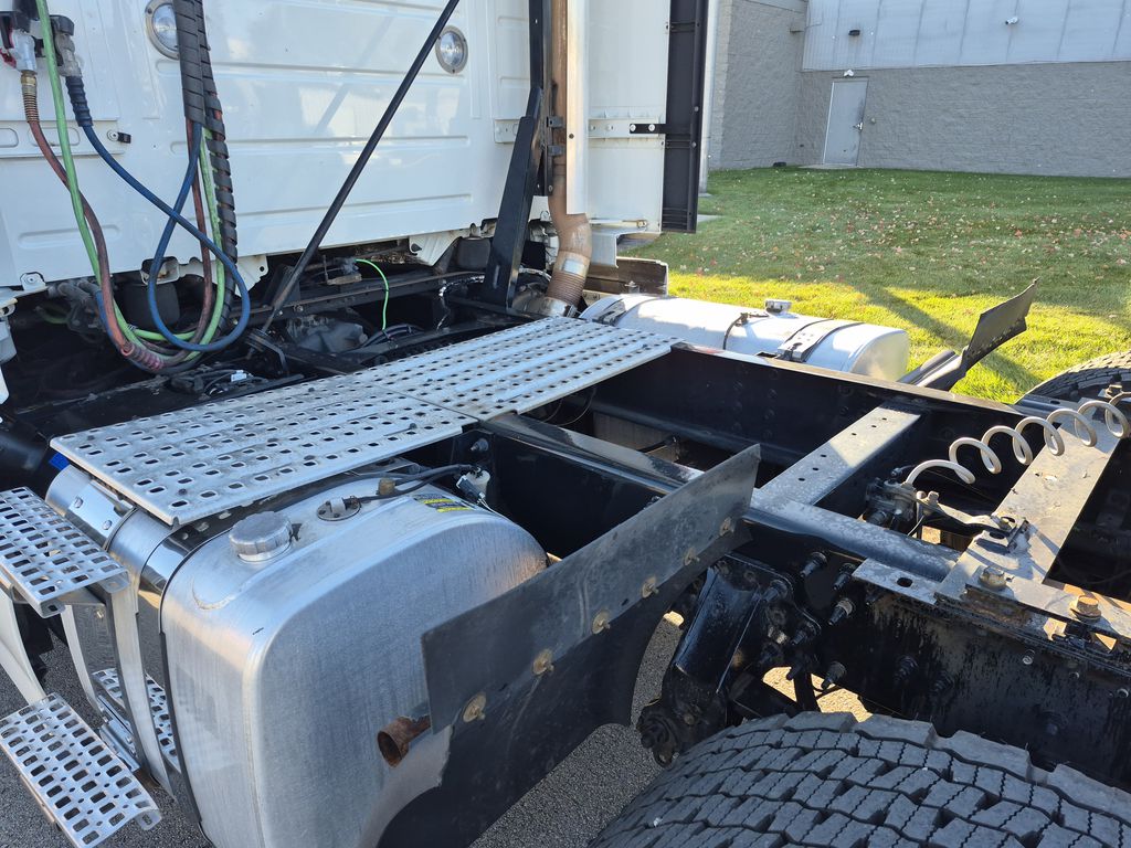 Slide images of 2021 VOLVO VNR64T300