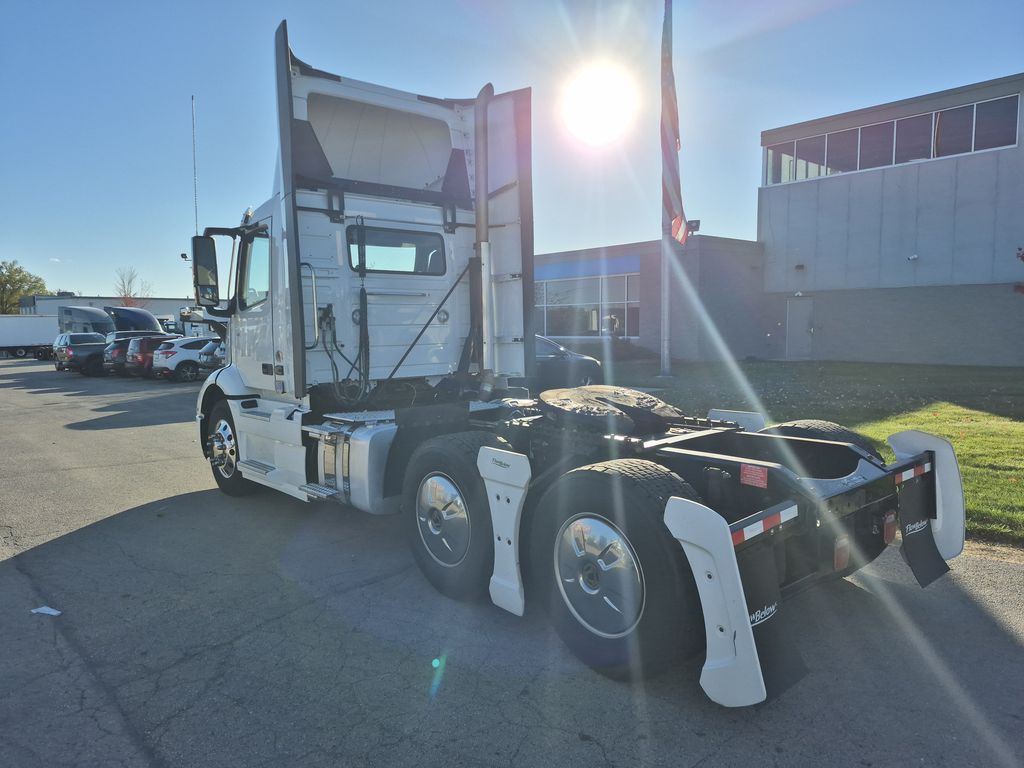 Slide images of 2021 VOLVO VNR64T300