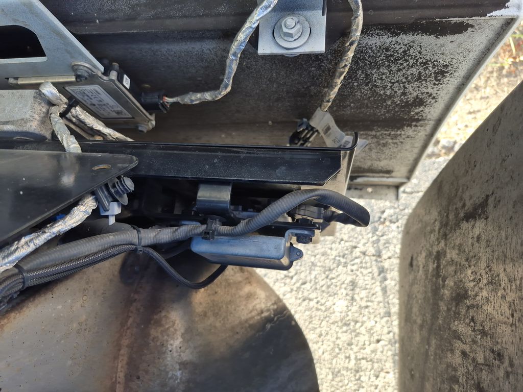 Slide images of 2021 VOLVO VNR64T300