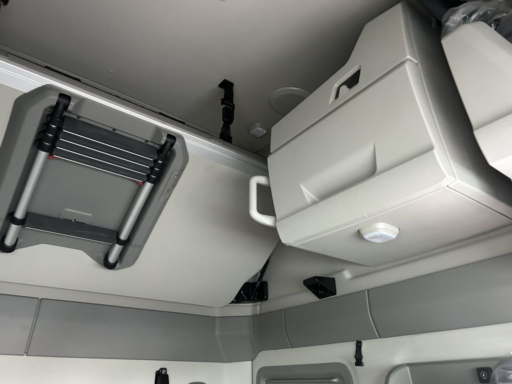 Slide images of 2026 VOLVO VNL860