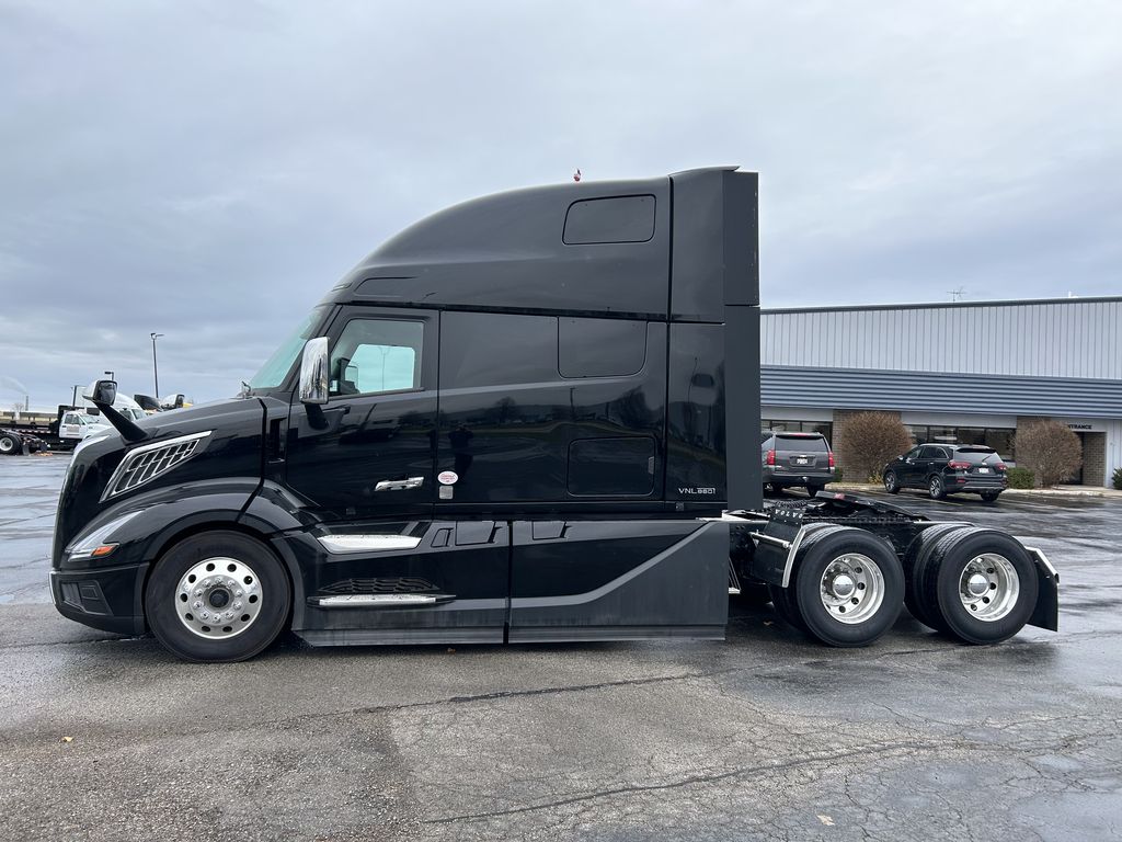 Slide images of 2026 VOLVO VNL860