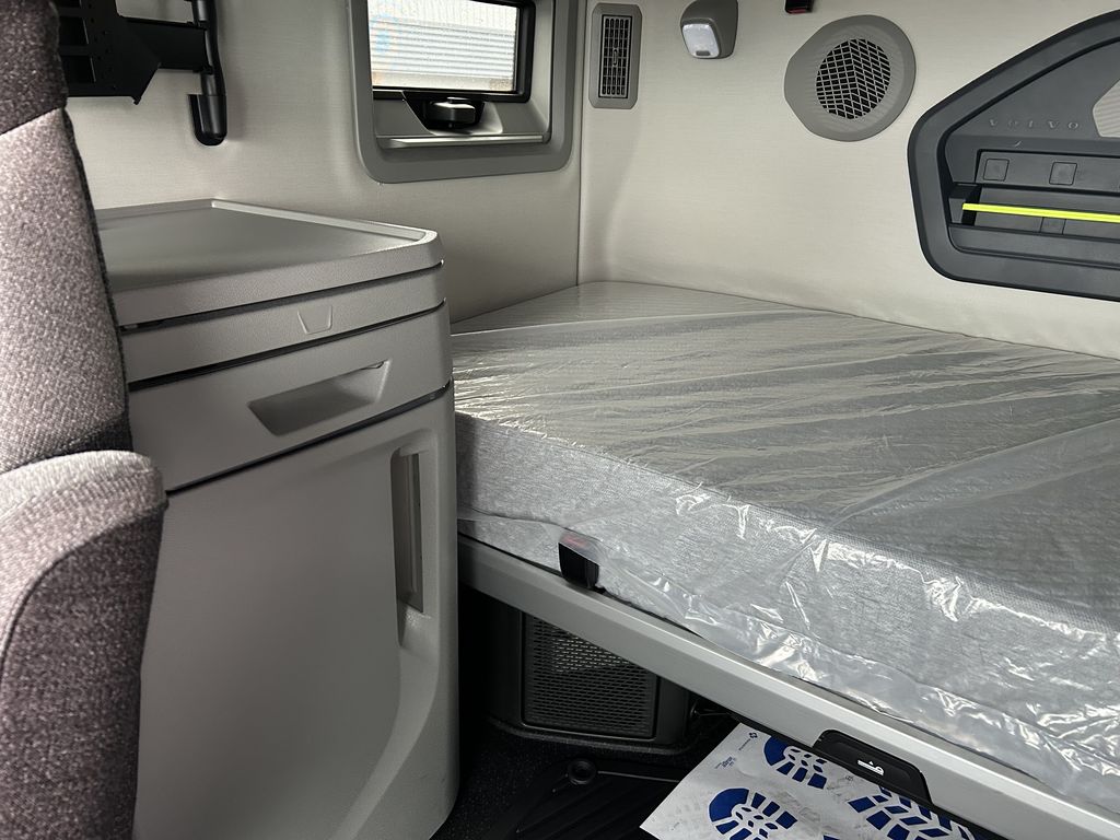 Slide images of 2026 VOLVO VNL860