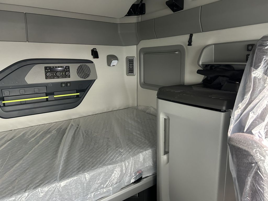 Slide images of 2026 VOLVO VNL860