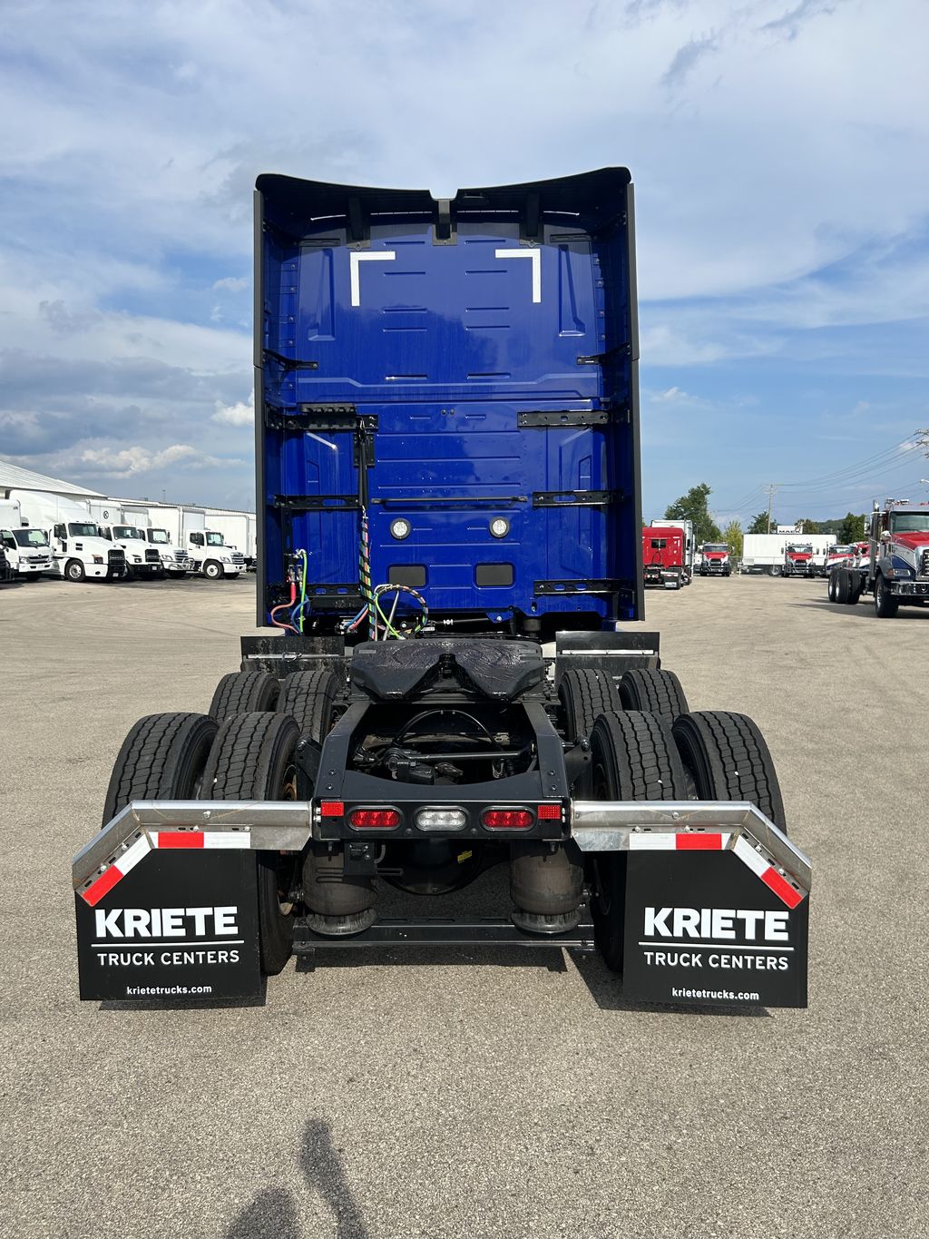 Slide images of 2025 VOLVO VNL64T860