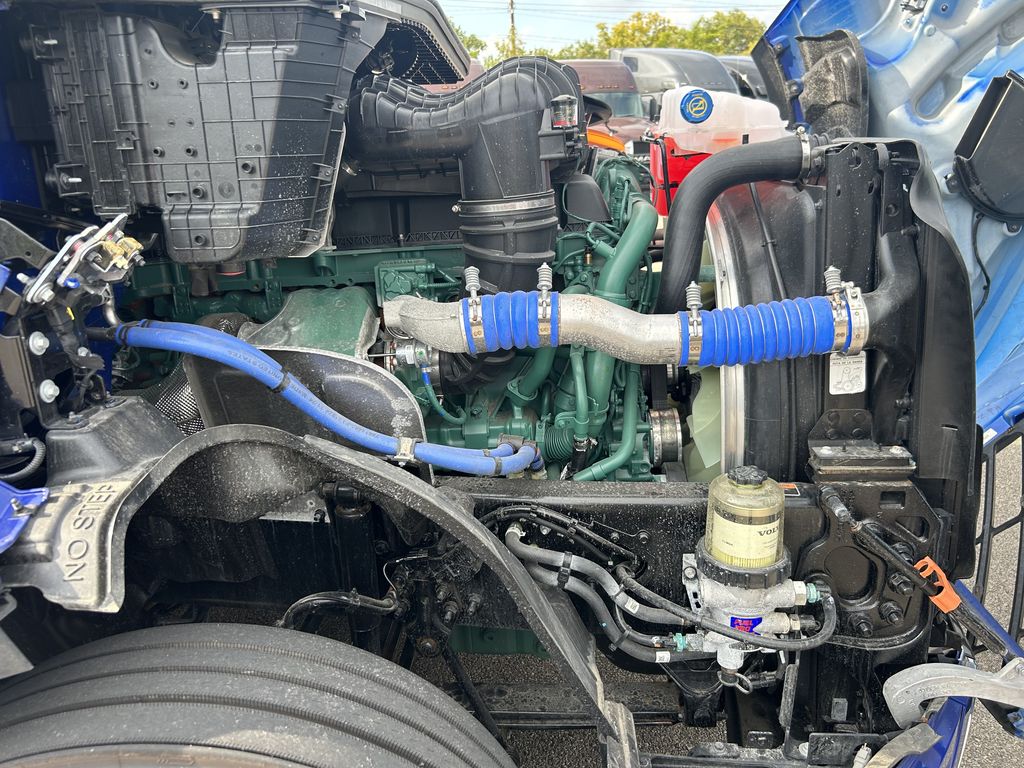 Slide images of 2025 VOLVO VNL64T860